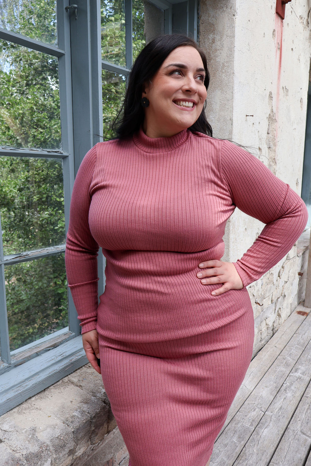 Marjapuuron sävyinen merinovillainen ribbimekko on kokonaan made in Finland! Neulos on neulottu Orivedellä, leikattu ja ommeltu Tampereella ja Oitissa, suunniteltu Mathildedalissa Salossa.