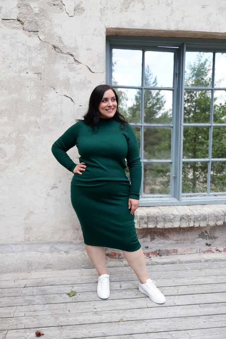 Vihreä Allison-ribbimekko koossa L/XL. Mekko on 100% merinovillaa ja se on valmistettu kokonaan Suomessa!