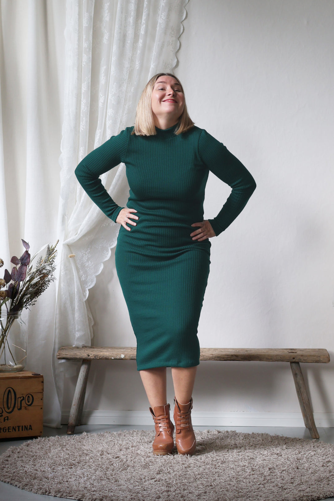 Allison-ribbimekko vihreänä ja koossa M/L. Mekko on merinovillaa ja se on täysin kotimainen.