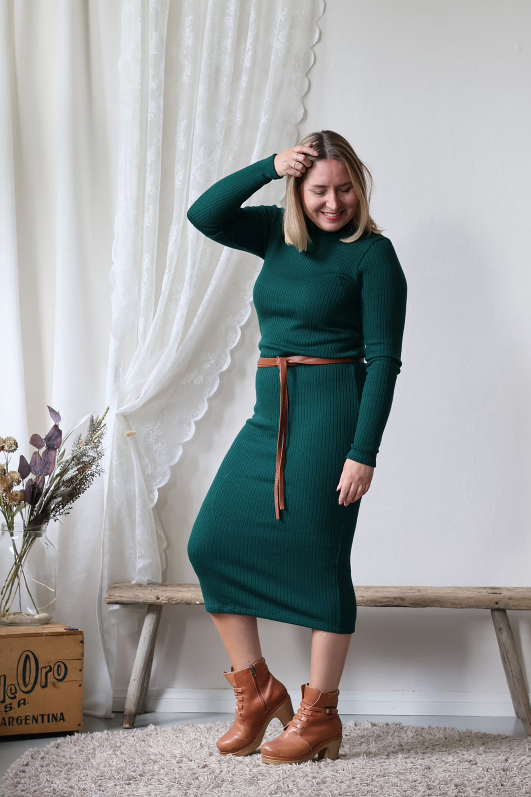 Kotimaisen ribbimekon kanssa sopii täydellisesti Kiedon poronnahkaiset kietaisuvyöt! Kiedon tuotteet ovat myös täysin kotimaisia. Kuvassa merinovillamekosta koko M/L.