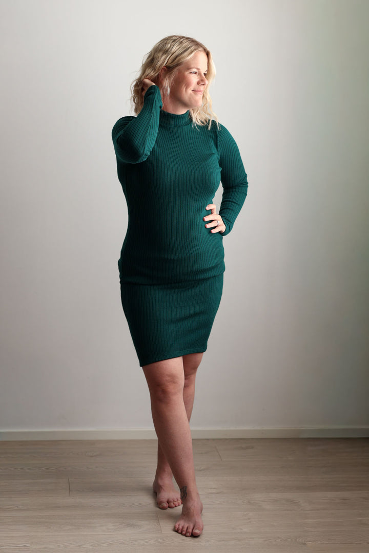 Vihreä Allison-ribbimekko koossa XS/S. Mekko on täysin kotimainen.