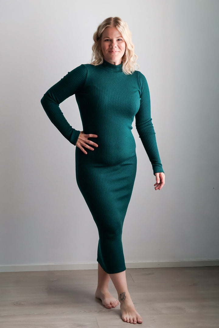 Vihreä ribbimekko koossa XS/S. Mekko on täysin kotimainen ja siinä on ihana merinovillaneulos.