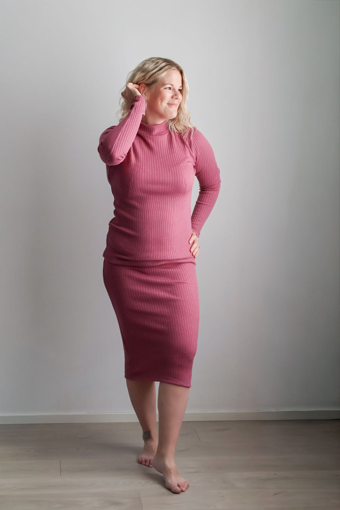 Marjapuuron sävyinen, merinovillainen ribbimekko koossa XS/S.