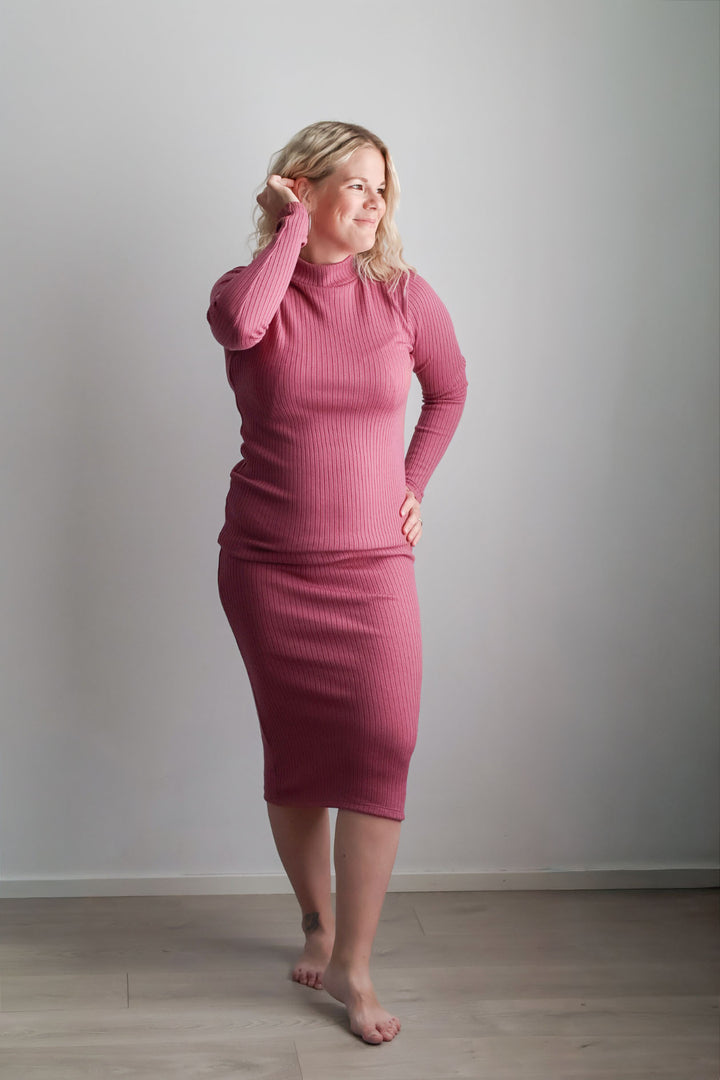 Marjapuuron sävyinen, merinovillainen ribbimekko koossa XS/S.