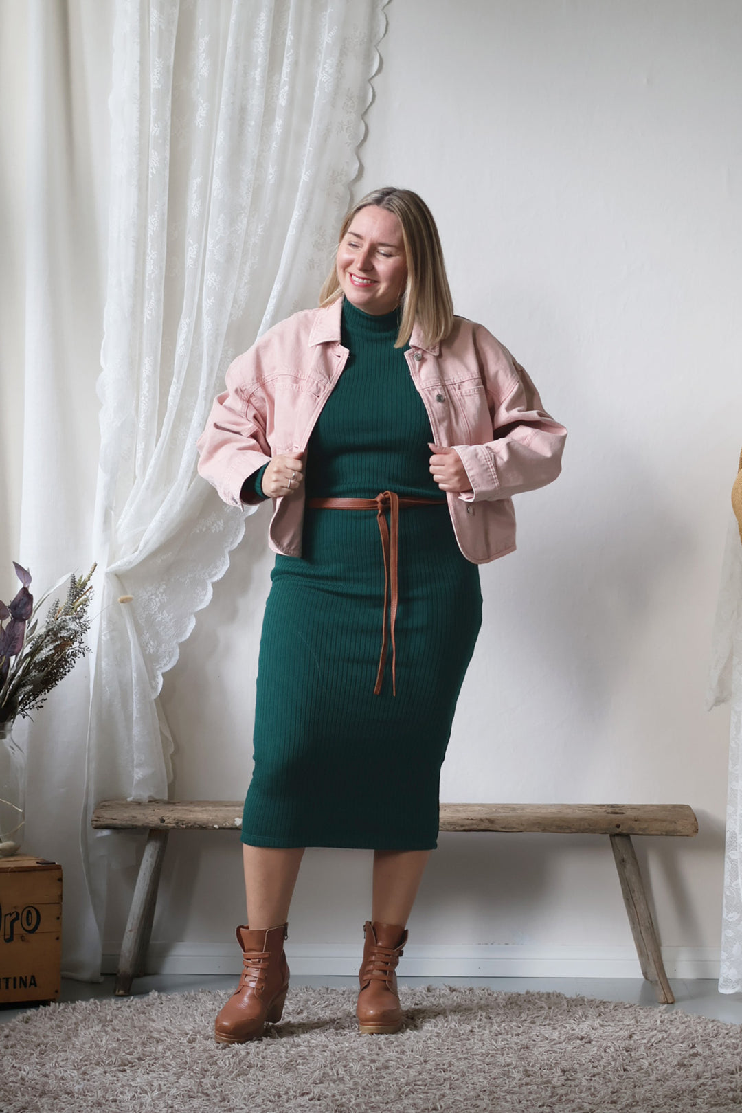 Merinovillainen ribbimekko on helposti stailattavissa esimerkiksi Kiedon nahkaisilla kietaisuvöillä. Päälle sopii hyvin farkkutakki. Kuvassa koko M/L.