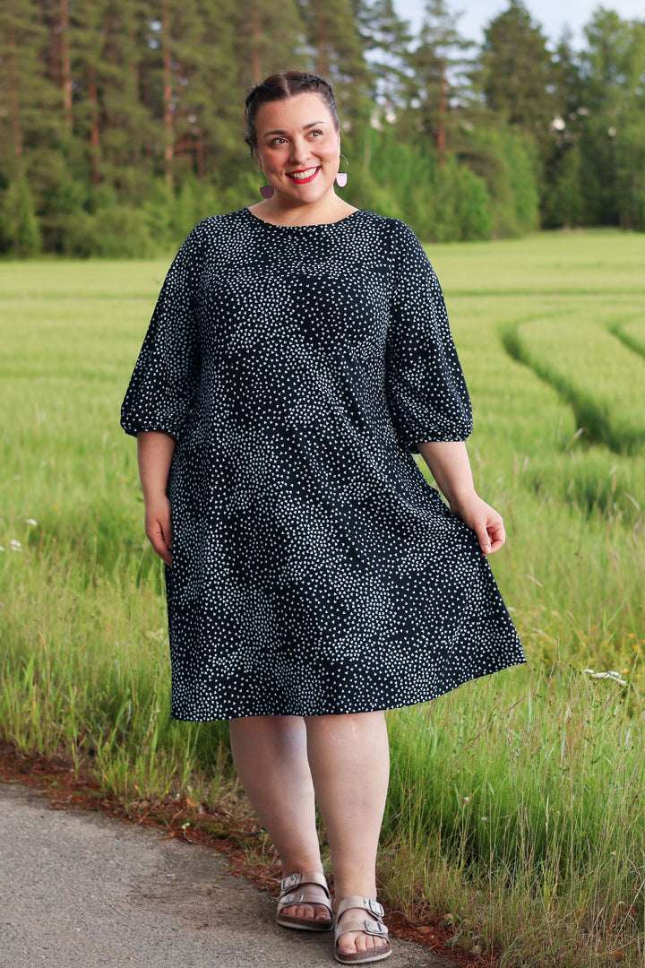 Musta-vaaleansininen Amber-neulosmekko Muru-kuosilla koossa XL. Mekko on valmistettu Suomessa.