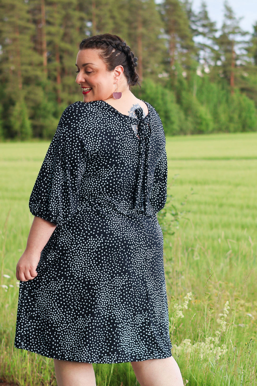 Musta-vaaleansininen Amber-neulosmekko Muru-kuosilla koossa XL.