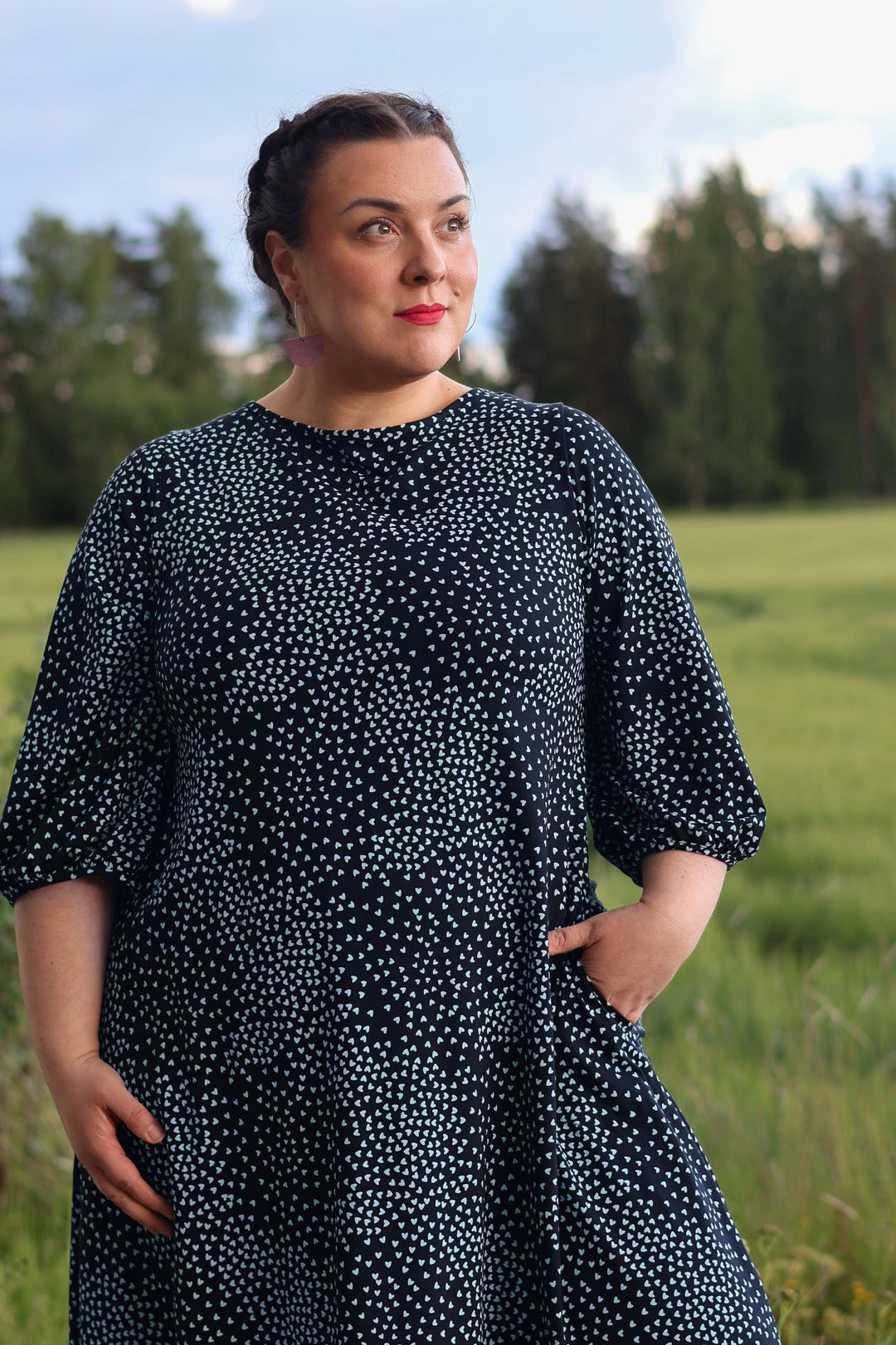 Amber-neulosmekko Muru-kuosilla koossa XL. Mekossa on tietysti myös taskut.
