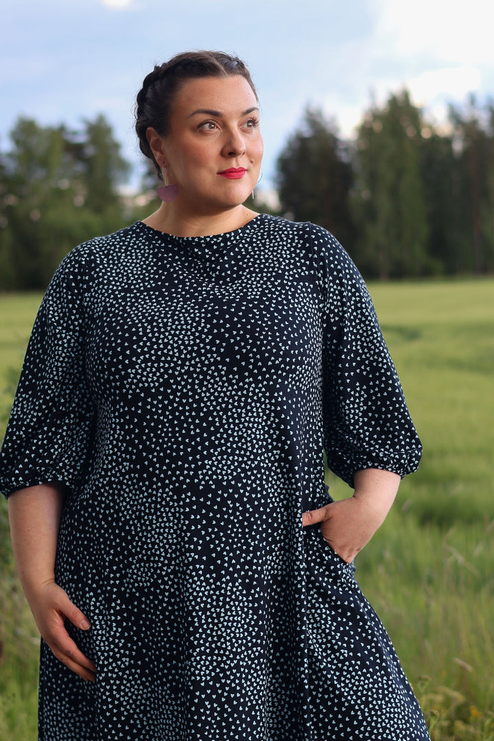 Amber-neulosmekko Muru-kuosilla koossa XL. Mekossa on tietysti myös taskut.