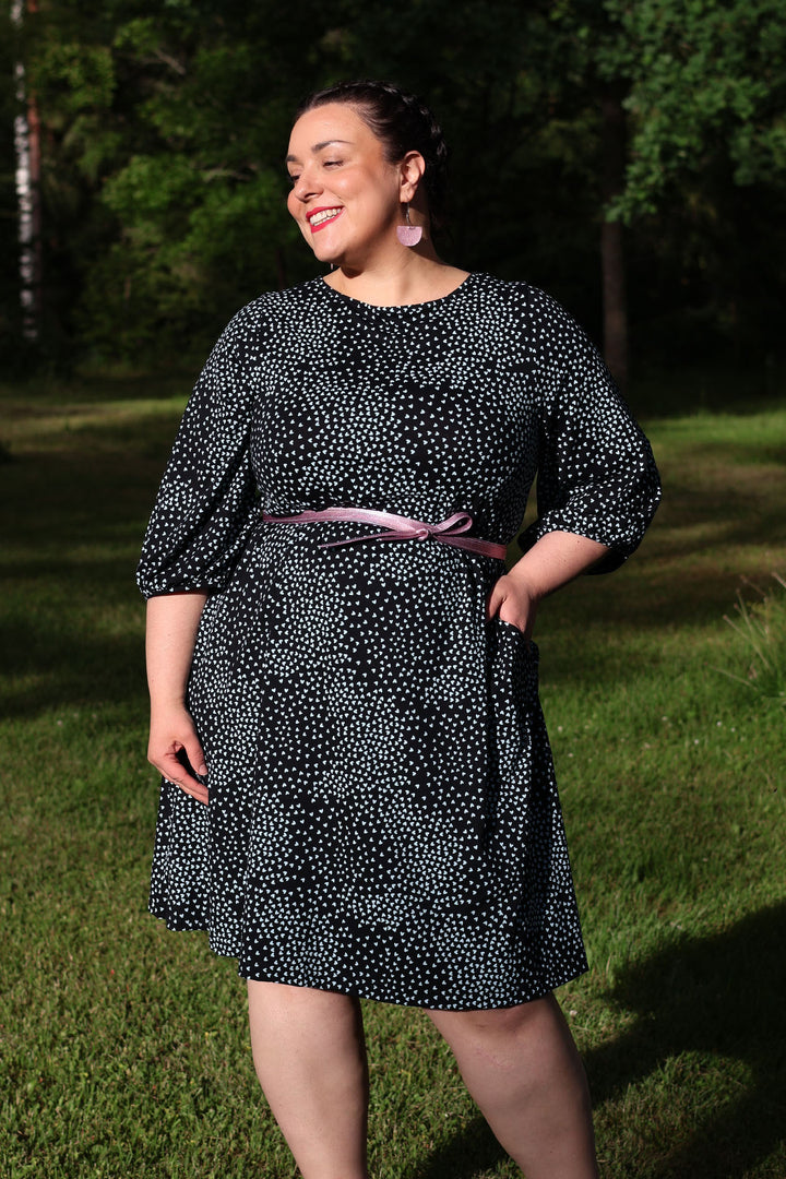 Amber-mekko on väljä, mutta voit saada siihen lisää istuvuutta Kiedon kietaisuvyöllä. Kuvassa koko XL. Mekossa on tietysti myös taskut.