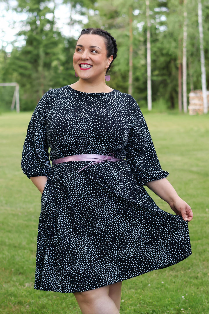 Musta-vaaleansininen Amber-neulosmekko Muru-kuosilla koossa XL. Mekossa on tietysti myös taskut. Täydennä look Kiedon kietaisuvyöllä.