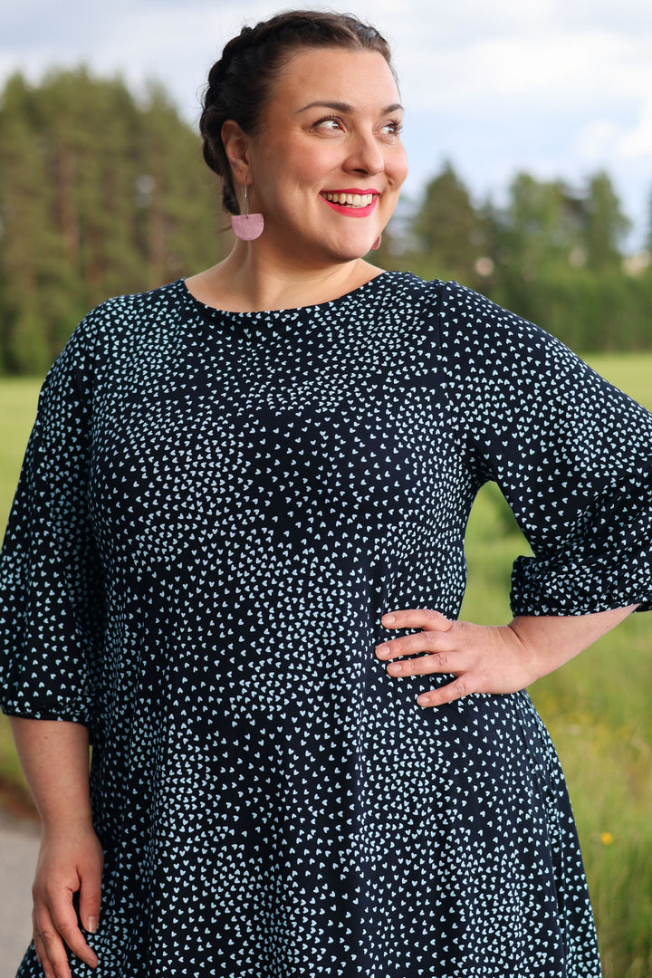 Musta-vaaleansininen Amber-neulosmekko Muru-kuosilla koossa XL. Mekon ja kuosin on suunnitellut Maija Nuppula ja se on valmistettu täysin Suomessa.