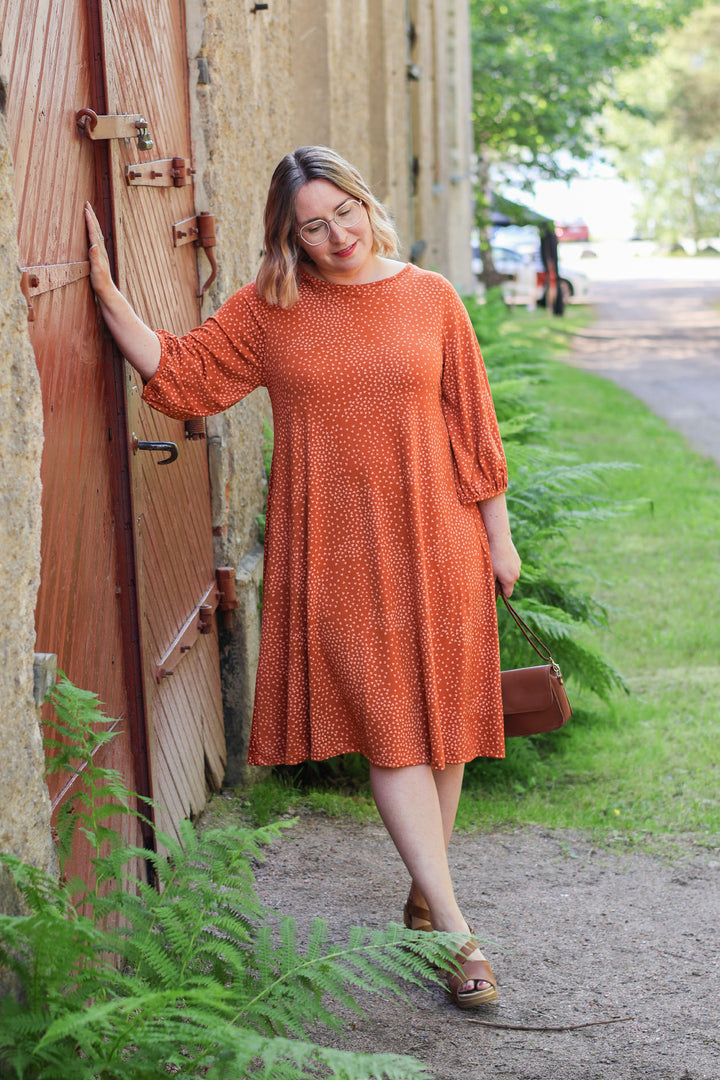 Ruskeanoranssi Amber-neulosmekko Muru-kuosilla koossa M. Mekko on täysin kotimainen.
