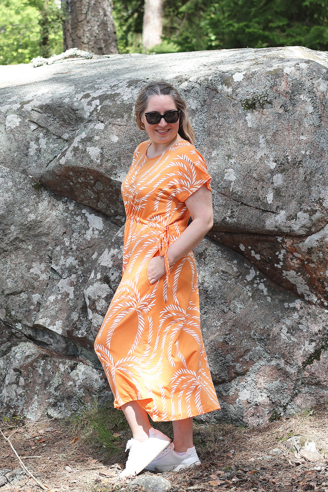 Amy-neulosmekossa on nauhakuja, jonka avulla voit säätää mekon istuvuutta väljemmästä tiukemmaksi halutessasi. Kuvassa koko M/L.