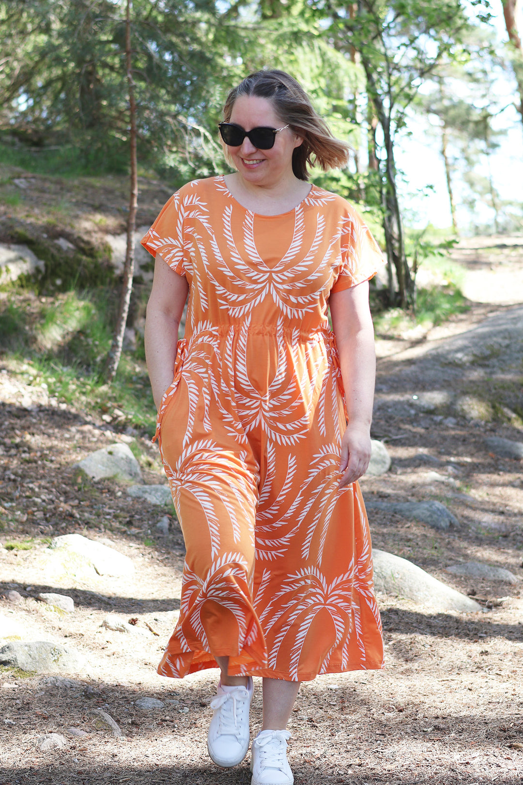 Oranssi-valkoinen Amy-neulosmekko Siivet-kuosilla, koossa M/L. Mekossa on myös taskut!