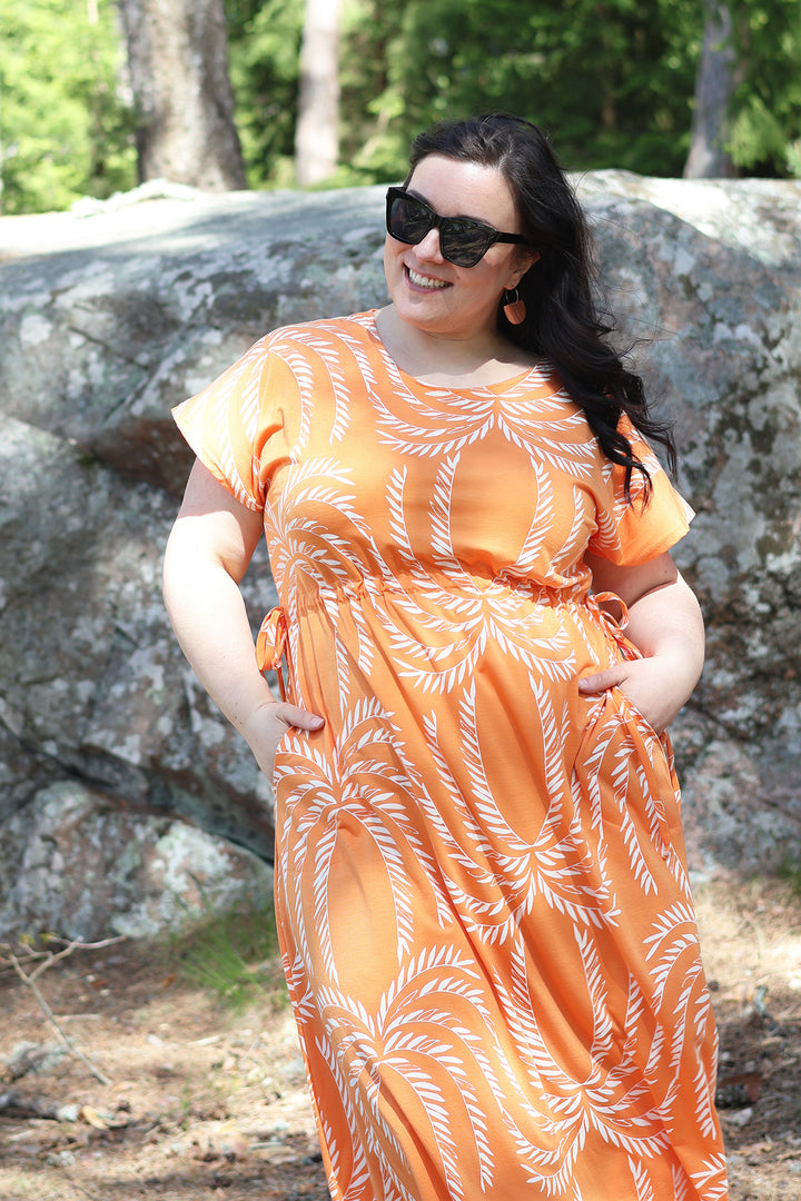 Amy-neulosmekko Siivet kuosilla, koossa XXL. Värinä upea, pehmeäoranssi ja kuosi valkoisella.