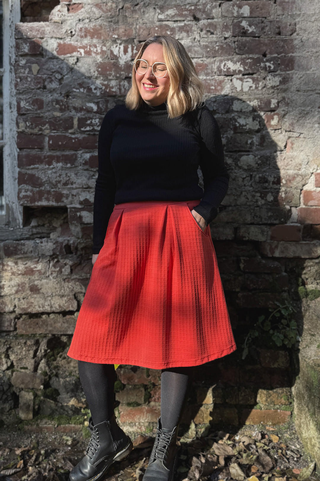 Oranssi Armi-neuloshame koossa M/L. Hameessa on myös taskut.