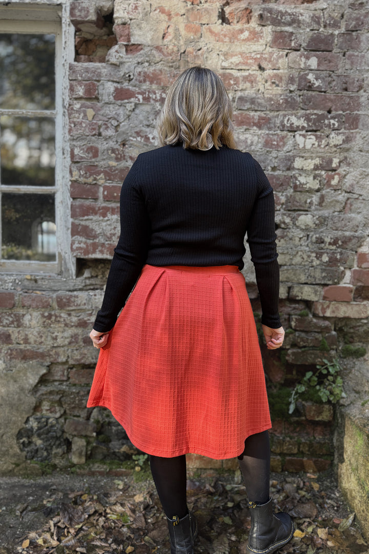 Takakuva Oranssista Armi-neuloshameesta koossa M/L.