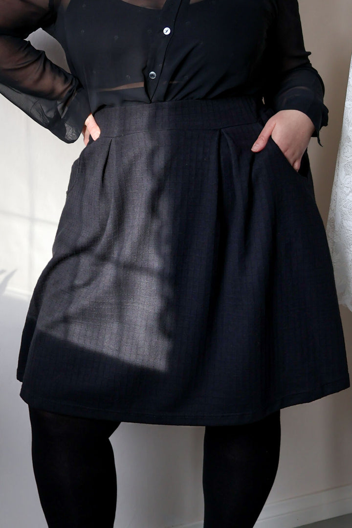 Lähikuva mustasta Armi-neuloshameesta. Kuvassa koko XXL.