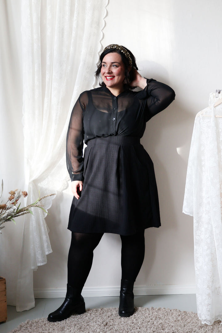 Musta Armi-hame koossa XXL. Voit pitää hametta korkealla vyötärön yläpuolella tai alempana navan kohdalla.