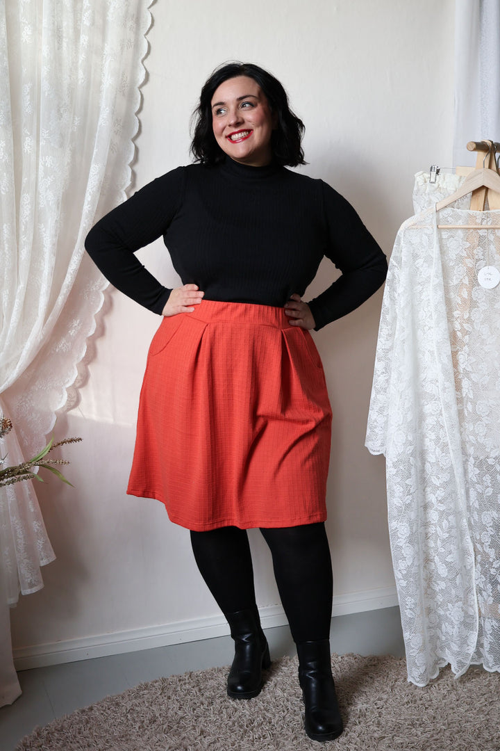 Oranssi Armi-neuloshame sopii ihanasti mustan merinovillapuseron Mayan kanssa.