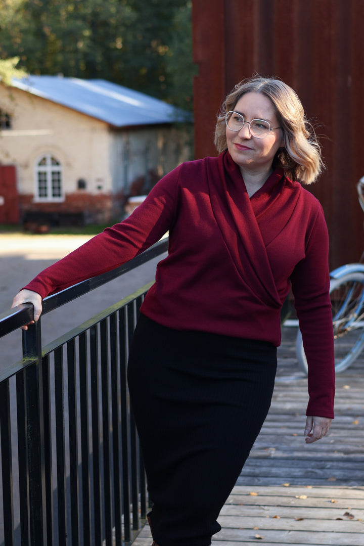 Viininmpunainen Belle-neulepusero koossa M/L.