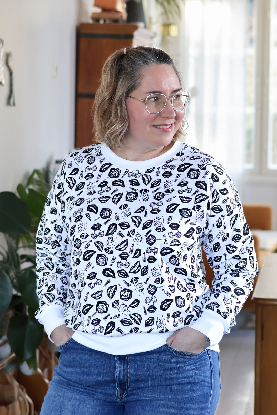 Emma-collegepusero koossa M/L, mustavalkoisella POP-kuosilla, jonka on suunnitellut Miina Launiainen.