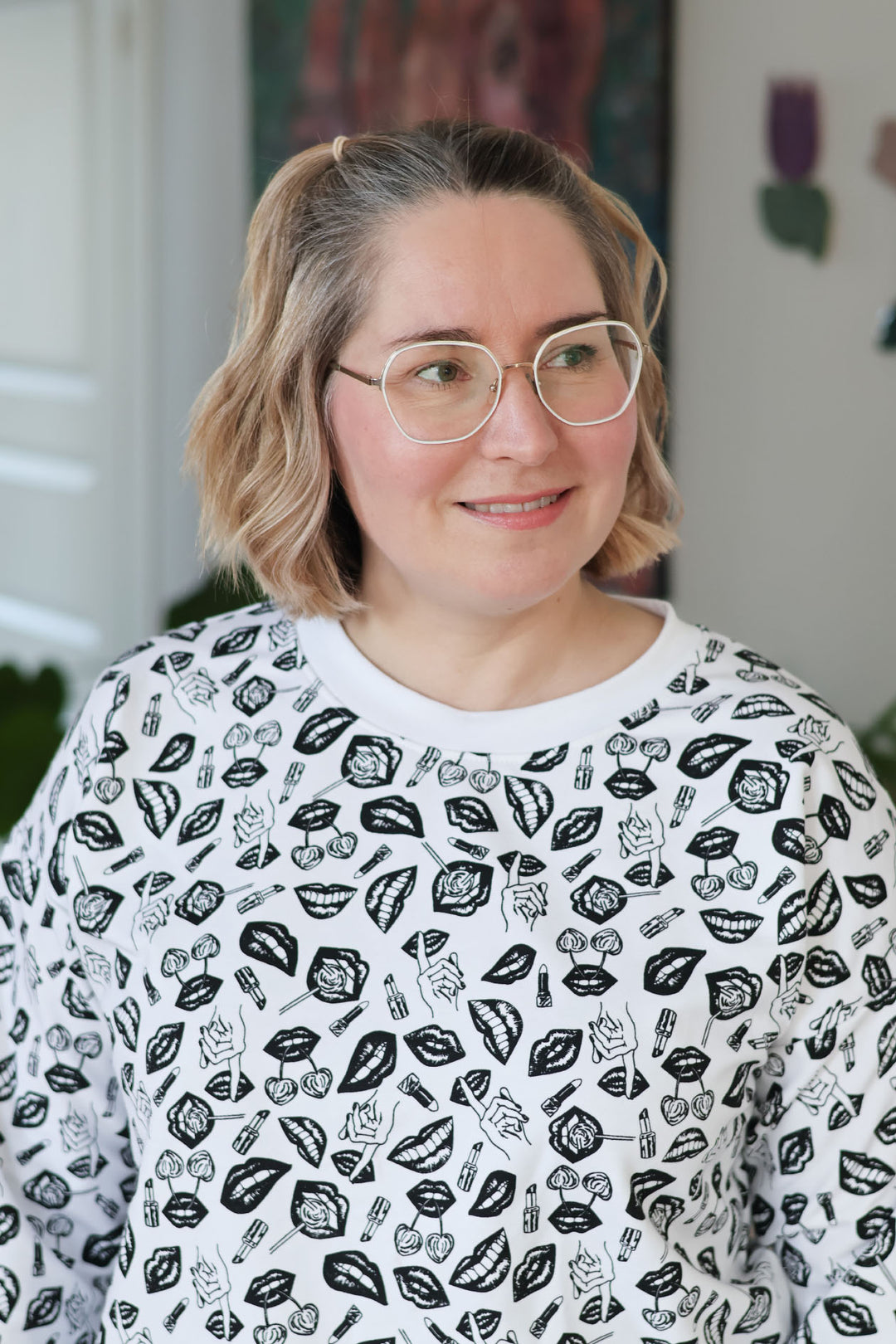 Emma-collegepuserossa on resorit hihansuissa, helmassa ja kauluksessa. Kuvassa näkyy Miina Launiaisen suunnittelema POP-kuosi paremmin, kuosi tässä mustavalkoisena.