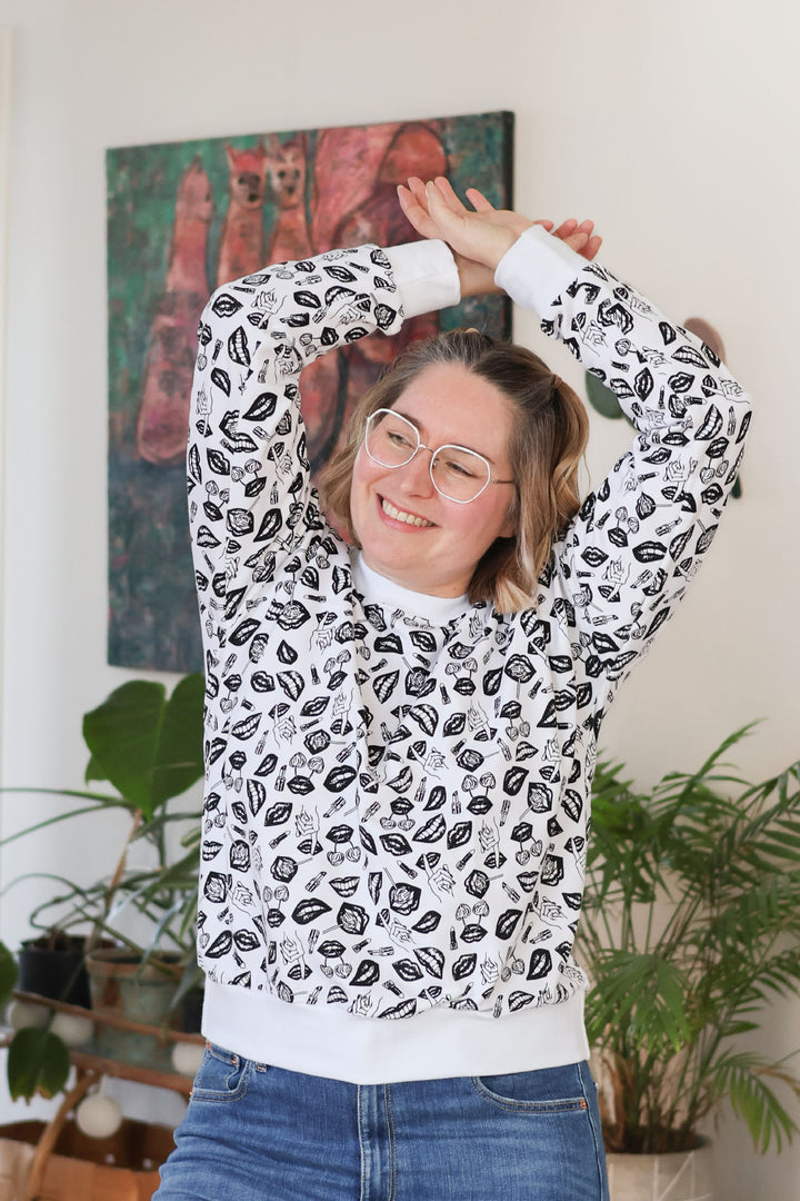 Emma-collegepusero koossa M/L. Leikkisä ja rohkea POP-kuosi on Miina Launiaisen suunnittelema ja se on inspiroitunut Uuden musiikin kilpailusta sekä Erika Vikmanista.