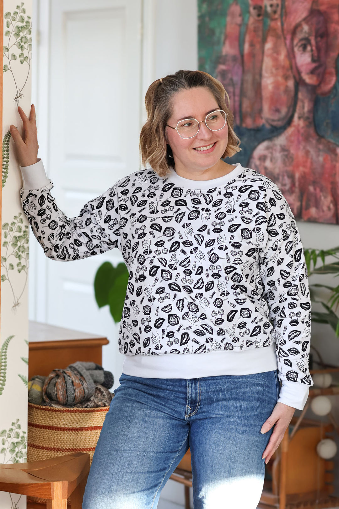 Emma-collegepusero sopii hyvin esimerkiksi farkkujen kanssa. Kuvassa koko M/L.