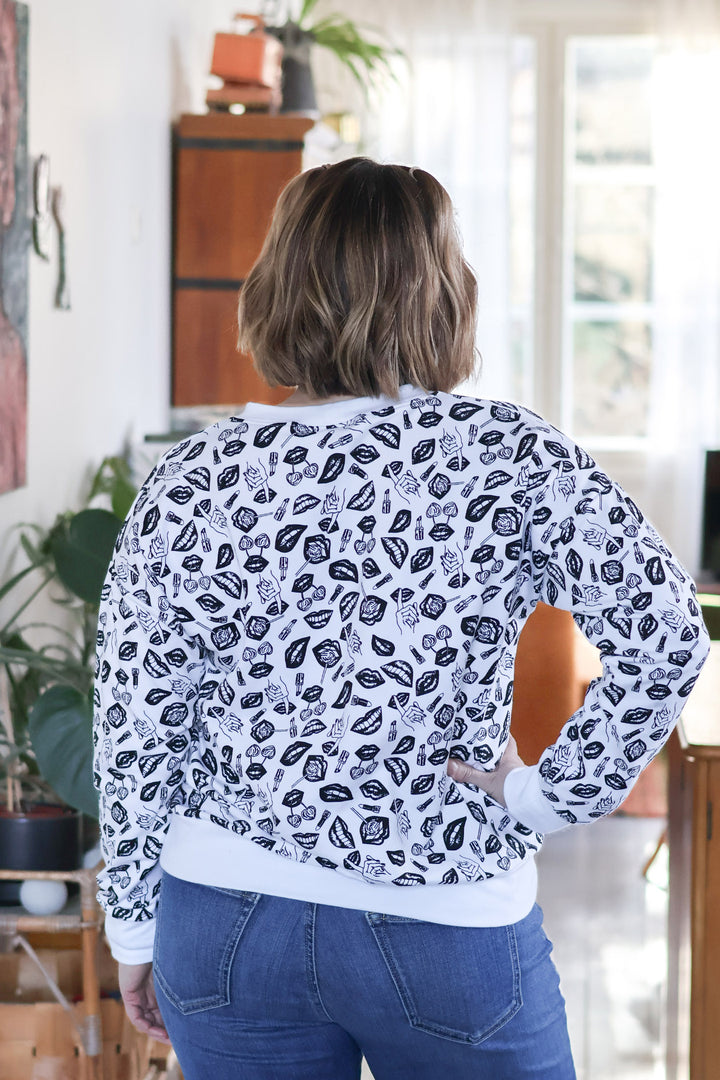 Emma-collegepusero takaa, koossa M/L. 