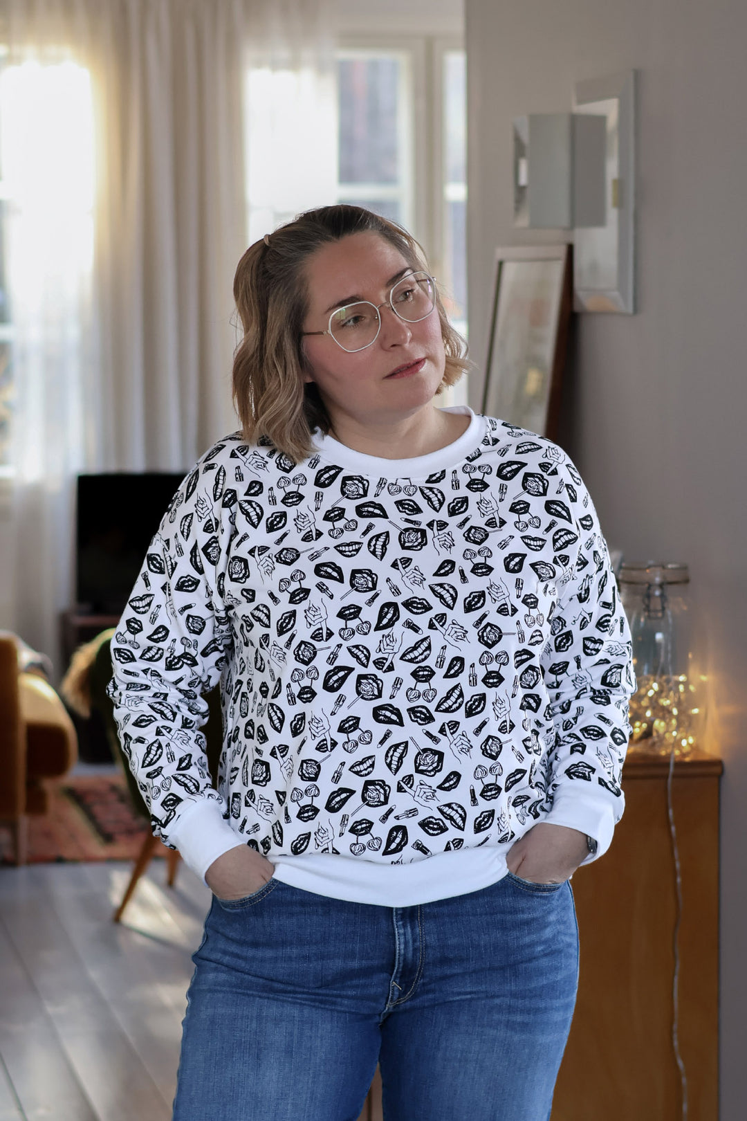 Emma-collegepusero koossa M/L. Puserossa on leikkisä, mustavalkoinen POP-kuosi, jonka on suunnitellut Miina Launiainen.