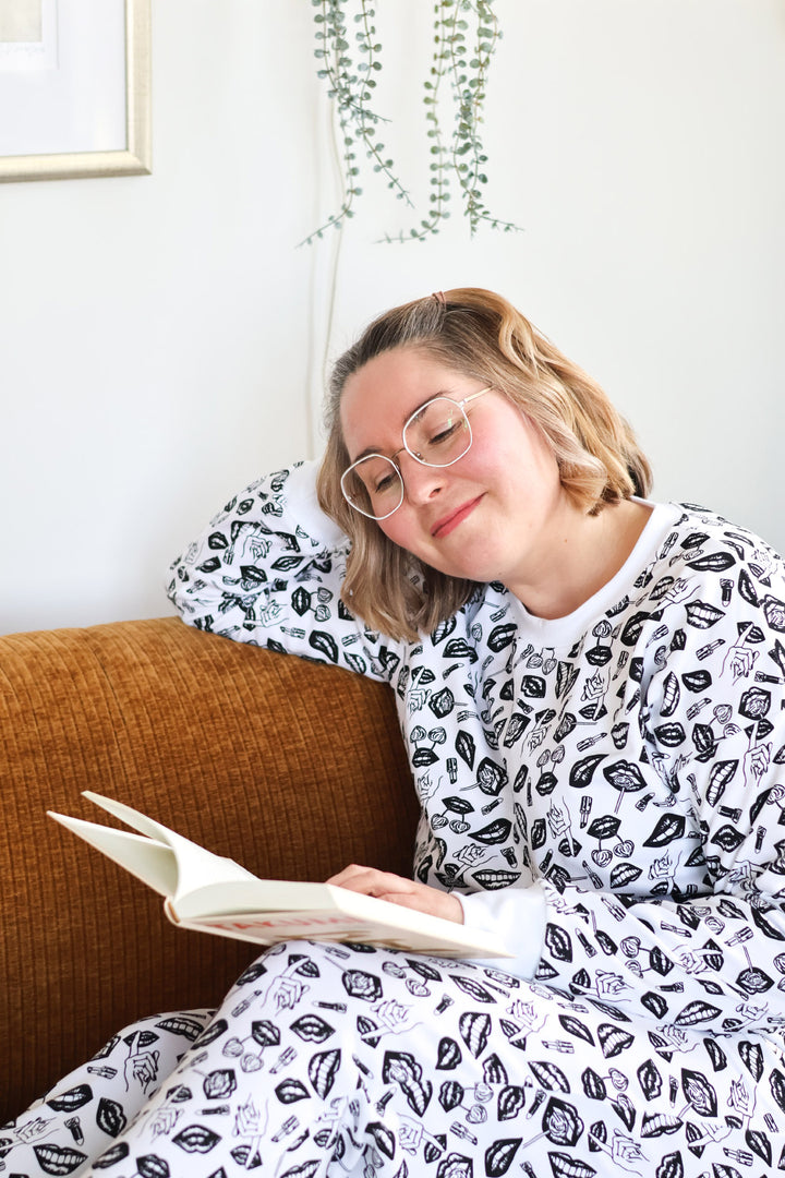 Emma-collegepusero ja Erika-collegehousut ovat täydellinen asu kotoiluun. Voit kuitenkin pukea ne myös vaikka kyläreissulle, kaupungille tai töihin. Kuvassa molemmista koko M/L.