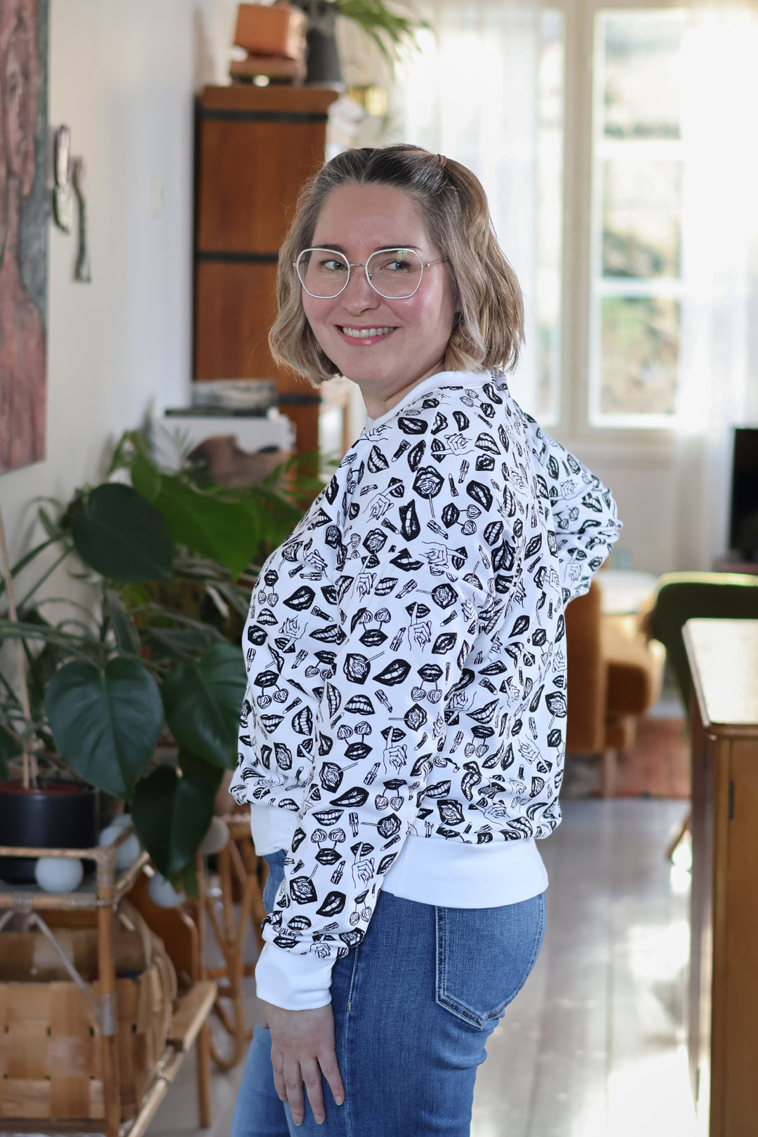 Emma-collegepusero on valmistettu Suomessa; neulos on neulottu Suomessa, POP-kuosi on painettu Pälkäneellä Printscorpiolla ja tuote on leikattu ja ommeltu Tampereella.