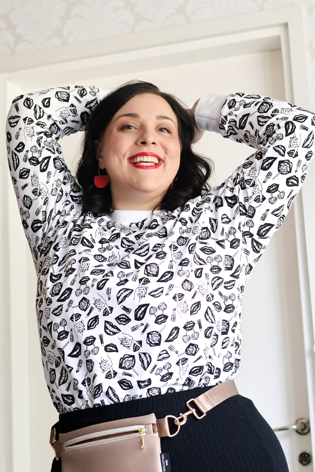 Emma-collegepusero on valmistettu 100% Suomessa. Voit asustaa sen helposti myös hameiden kanssa! Kuvassa koko XXL, asustettuna Una collectionin Lilian-laukulla ja Kiedon Keinu-korviksilla.