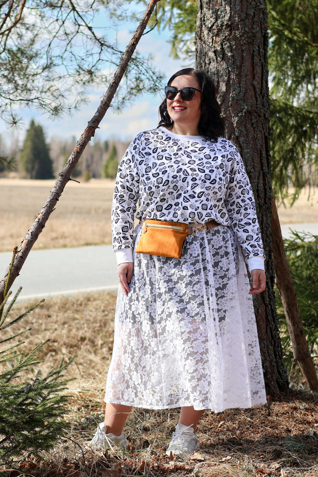 Mustavalkoinen Emma-collegepusero POP-kuosilla koossa XXL. Voit käyttää sitä myös pitsihameen kanssa! Myös Una collectionin Lilian-laukku sopii täydellisesti asuun.