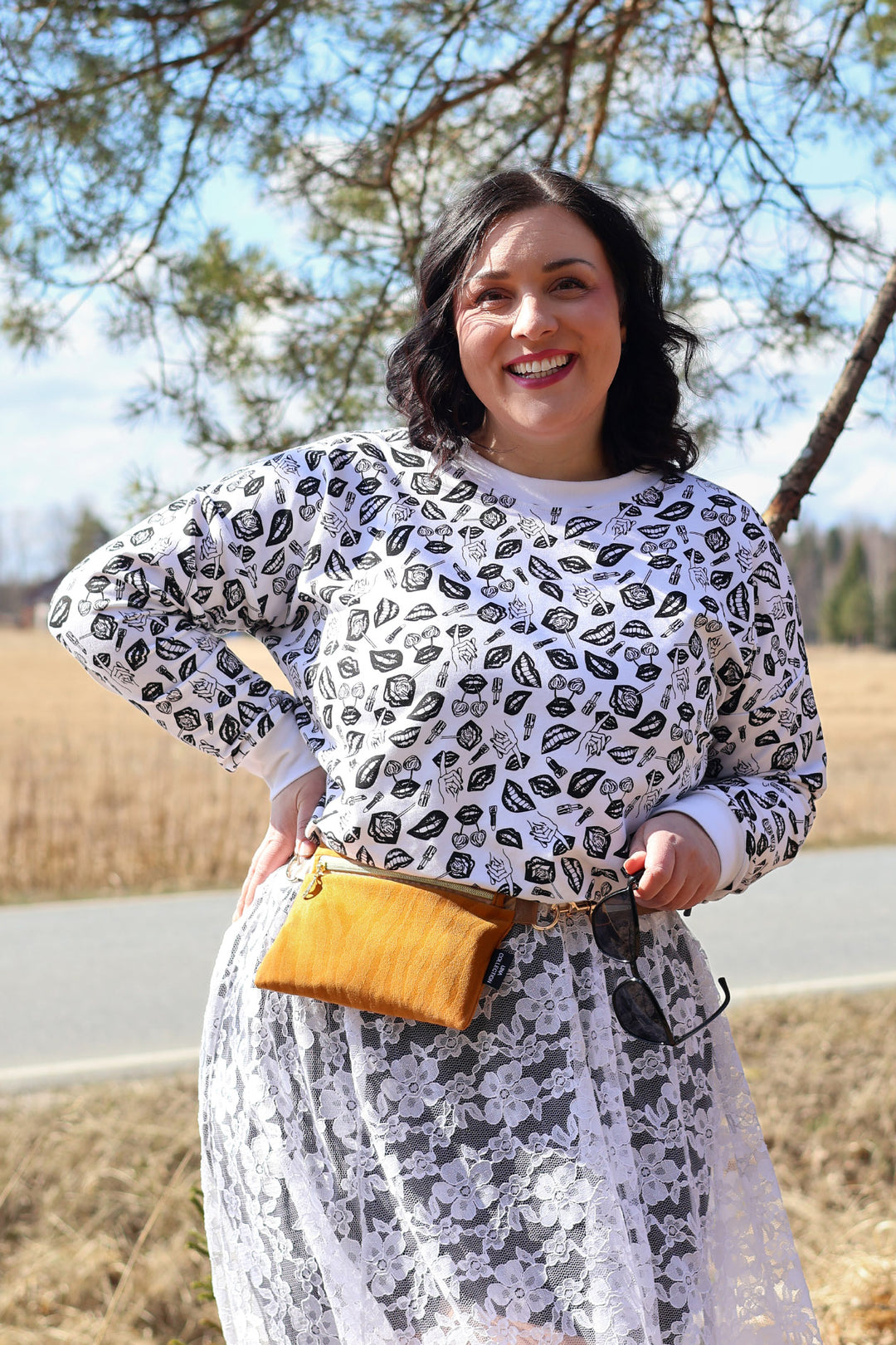Emma-collegepusero POP-kuosilla koossa XXL. Yhdistä tämä kotimainen collegepaita Miina Launiaisen (miinart.fi) pitsihameeseen ja Una collectionin Lilian-laukkuun.