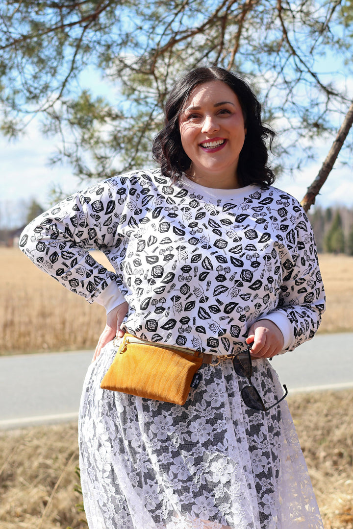Emma-collegepusero POP-kuosilla koossa XXL. Yhdistä tämä kotimainen collegepaita Miina Launiaisen (miinart.fi) pitsihameeseen ja Una collectionin Lilian-laukkuun.