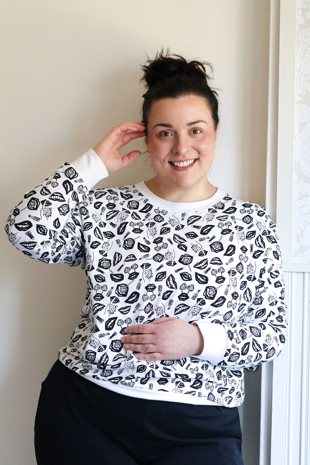 Emma-collegepusero sopii hyvin myös rennosti kotoiluun. Tuote on Suomessa suuniteltu ja valmistettu. POP-kuosin on suunnitellut Miina Launiainen ja se on inspiroitunut Erika Vikmanista.