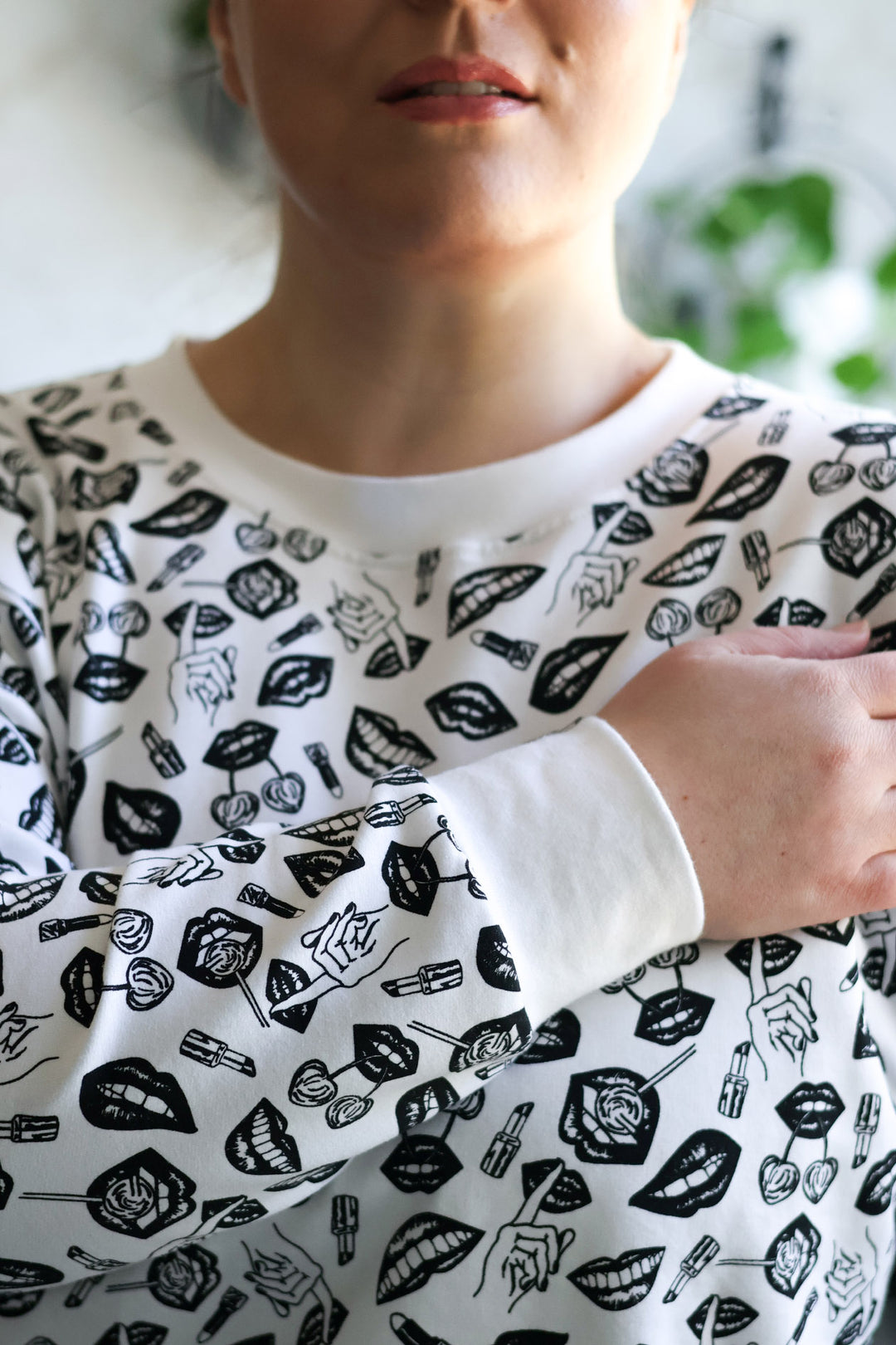 Lähikuva Emma-collegepuseron hihoista. Hihoissa on joustavat resorit, jotka lisää mukavuutta.