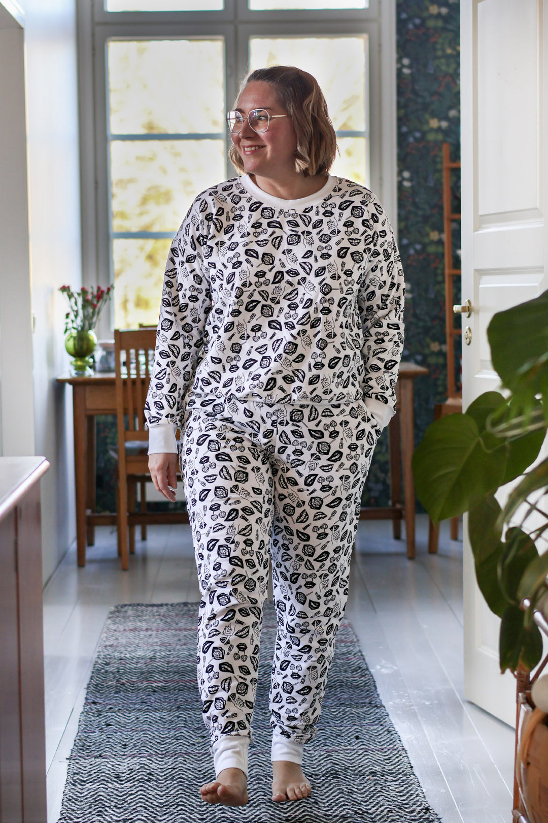 Emma-collegepusero ja Erika-collegehousut luovat hauskan asukokonaisuuden. Kuvassa molemmista koko M/L. POP-kuosi on painettu Suomessa, Pälkäneellä, Printscorpiossa.