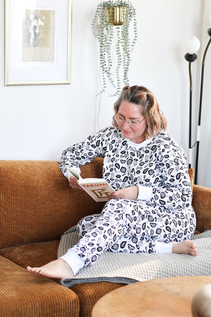 Persoonallinen, leikkisä ja rohkea POP-kuosi sopii täydellisesti Erika-collegehousuihin ja Emma-collegepuseroon. Voit ostaa nämä myös settinä, jolloin se tulee vähän edullisemmaksi!