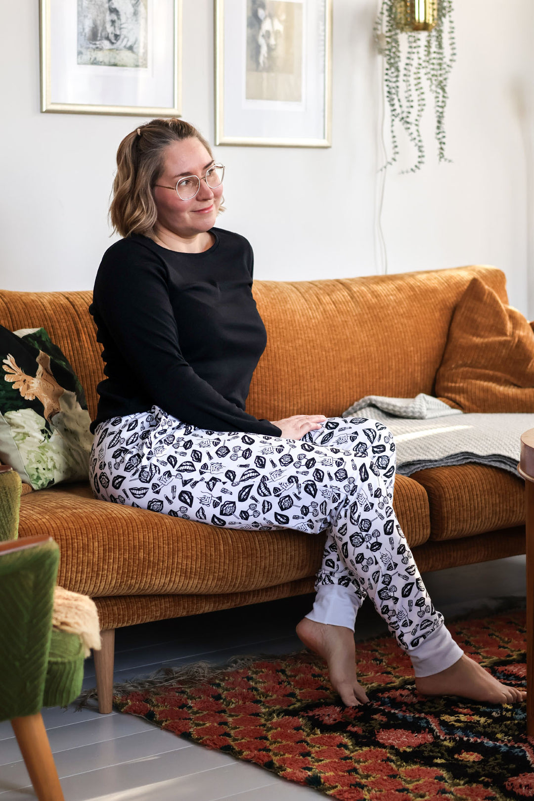 Jannika-peruspusero ja Erika-collegehousut POP-kuosilla ovat mukava ja tyylikäs yhdistelmä. Kuvassa puserosta koko S, housuista M/L.