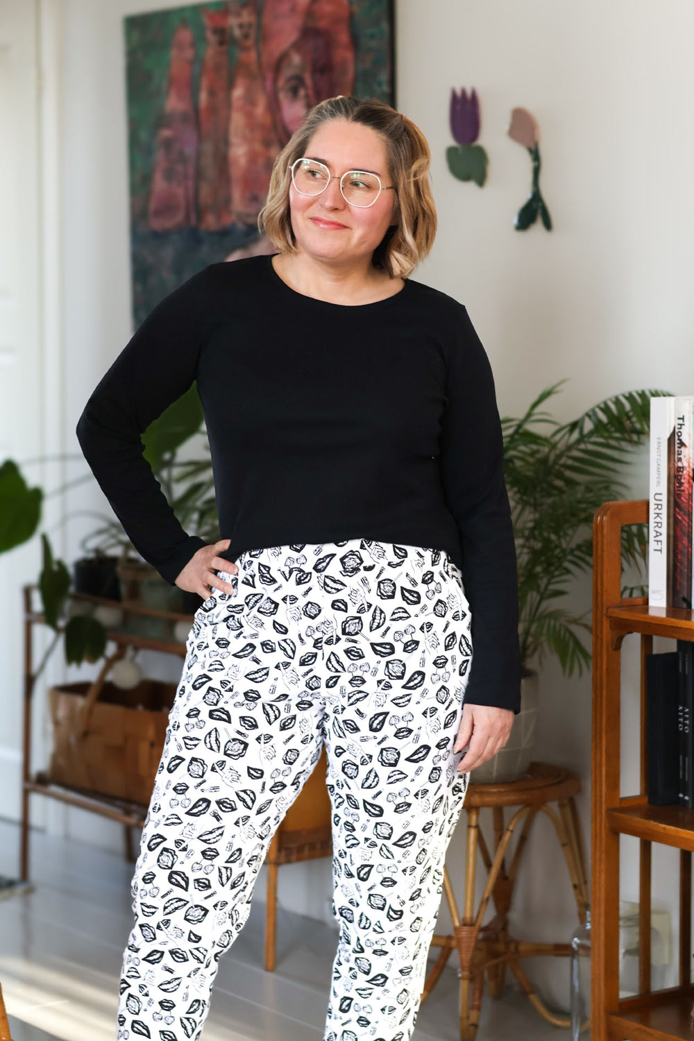 POP-kuosilliset Erika-collegehousut sopivat hyvin yhteen yksivärisen Jannika-pitkähihaisen puseron kanssa.  Kuvassa puserosta koko S, housuista M/L.