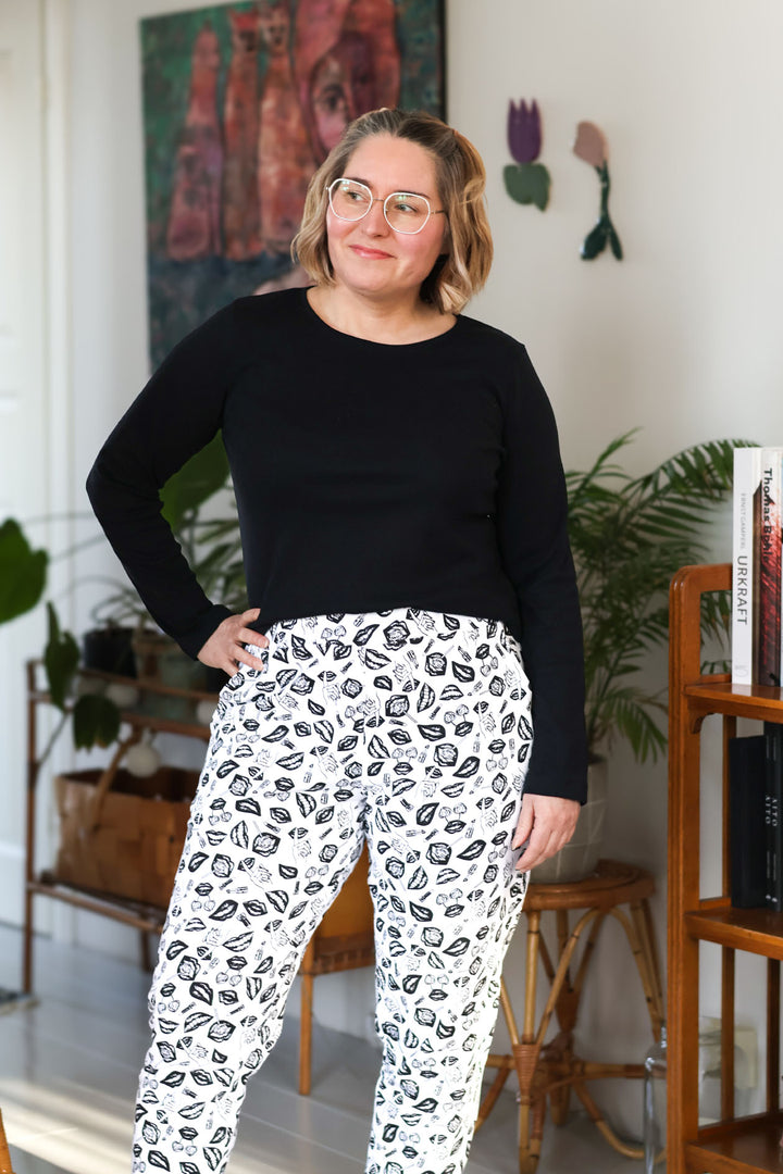 POP-kuosilliset Erika-collegehousut sopivat hyvin yhteen yksivärisen Jannika-pitkähihaisen puseron kanssa.  Kuvassa puserosta koko S, housuista M/L.