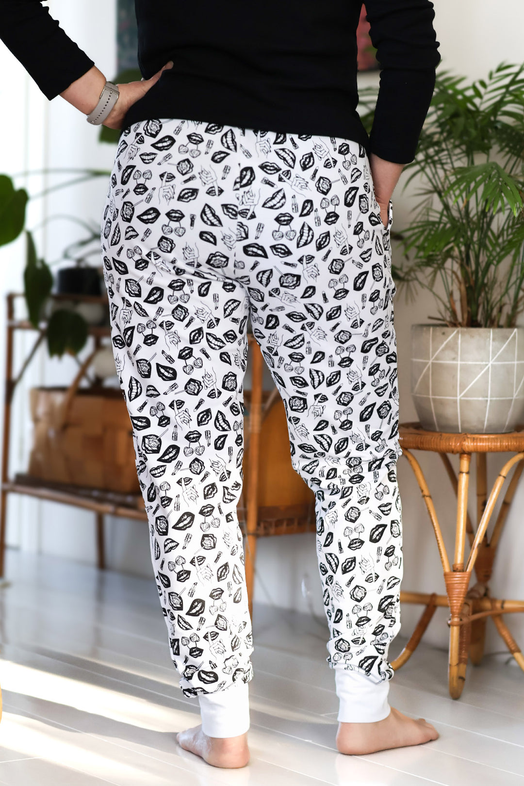 Erika-collegehousut POP-kuosillla takaa, koko M/L.