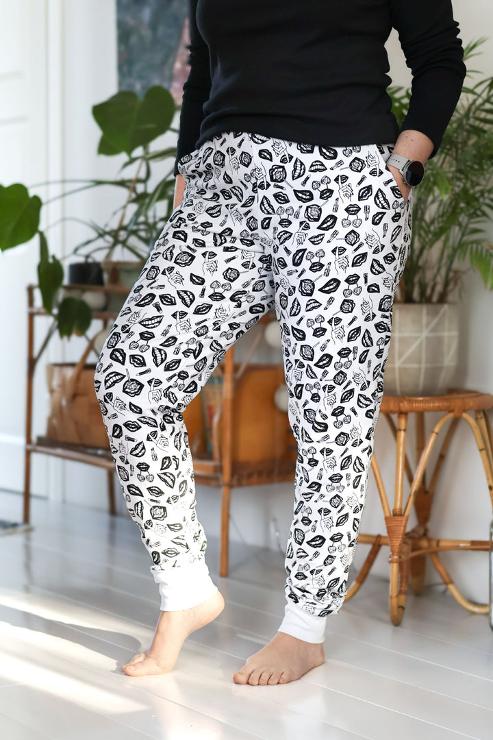 Mustavalkoiset Erika-collegehousut POP-kuosilla koossa M/L.