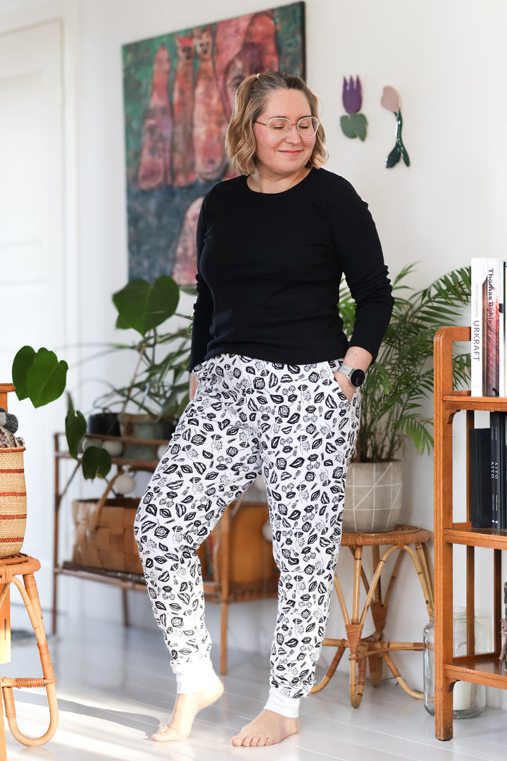 Pukeudu mukavasti! Jannika-peruspusero ja Erika-collegehousut ovat ihana ja hauska asuyhdistelmä.