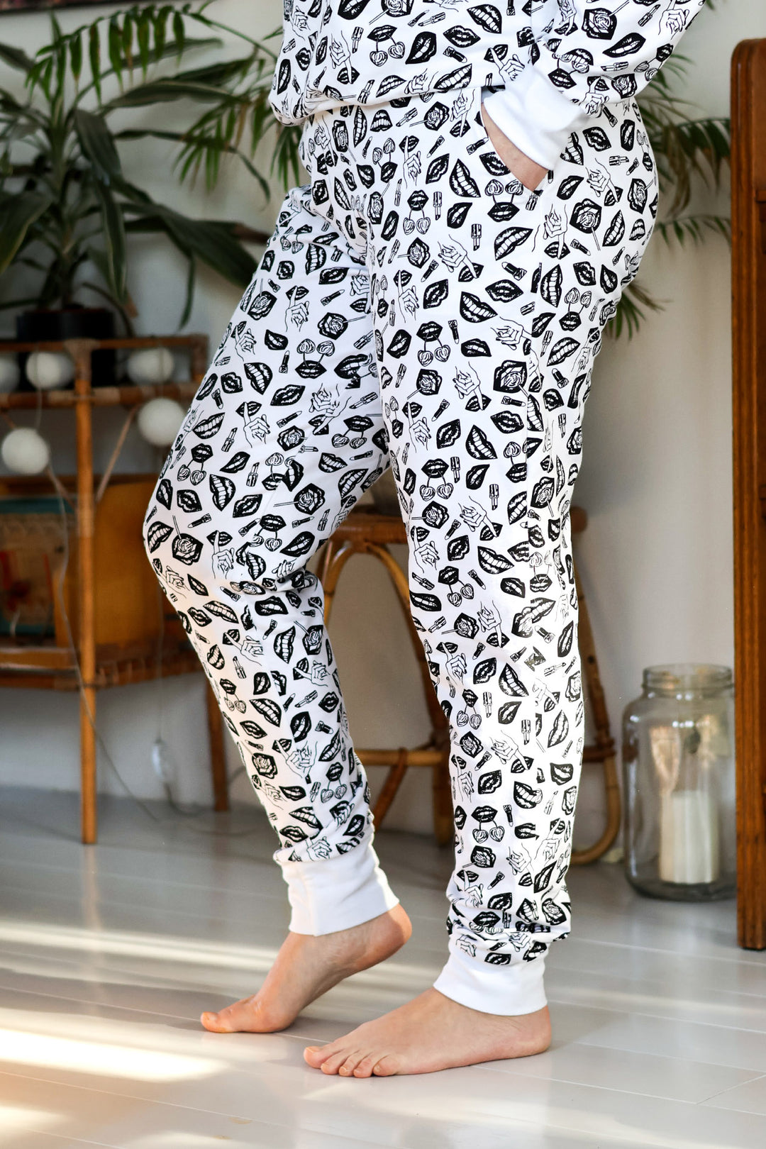 Erika-collegehousut koossa M/L. POP-kuosi on persoonallinen ja leikkisä kuosi, jonka on suunnitellut Miina Launiainen. Housut ovat Maija Nuppulan suunnittelemat.