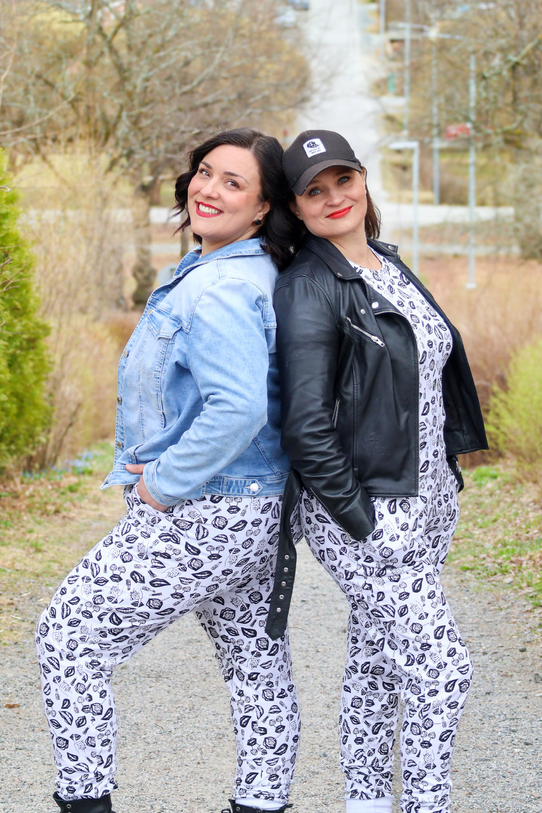 Erika-collegehousut koossa XXL ja M/L. POP-kuosin on suunnitellut Miina Launiainen (kuvassa vasemmalla). Kuvassa lisäksi näyttelijä Karoliina Blackburn.